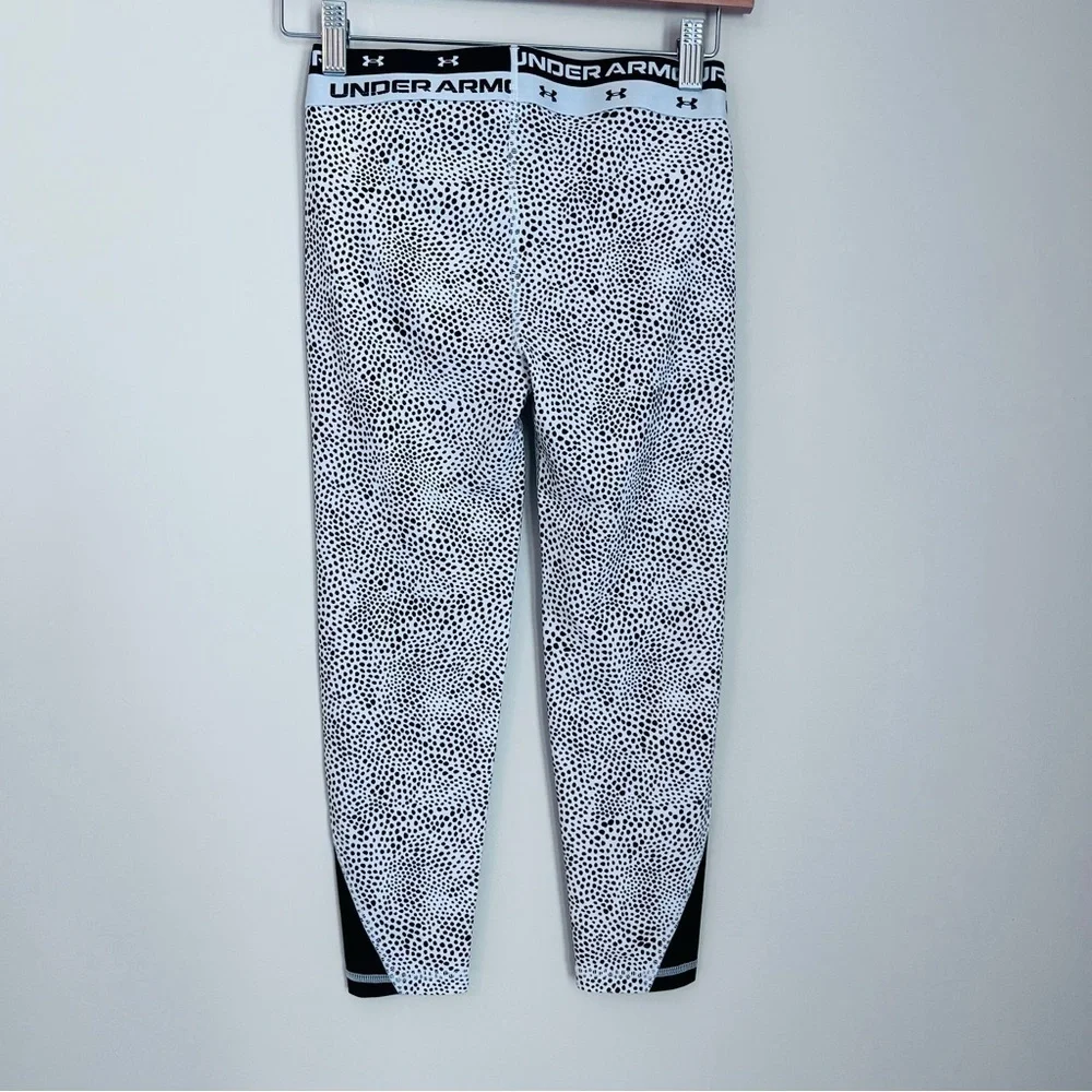 Under Armour Black and White Leggings with Modern Style
